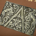 O couro envolveu a espinha redonda de madeira das caixas de presente luxuosas com logotipo do metal 3D