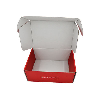 A dobradura vermelha pequena resistente de Kraft corrugou caixas do encarregado do envio da correspondência para a roupa