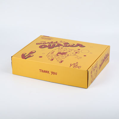 Das caixas onduladas do encarregado do envio da correspondência do cartão caixa amarela de empacotamento da entrega da pizza