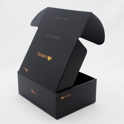 As caixas onduladas pretas do encarregado do envio da correspondência cardam o transporte de papel para eletrônico pequeno do router