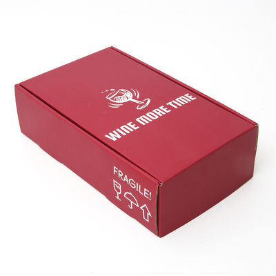 A cor de Pantone corrugou a caixa de transporte de papel do vinho do encarregado do envio da correspondência
